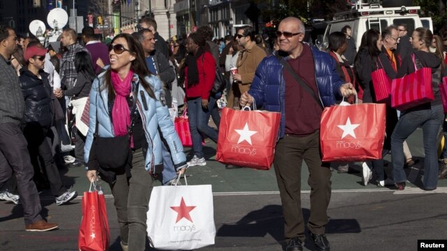 Miles de clientes se preparan para acampar frente a las tiendas. 