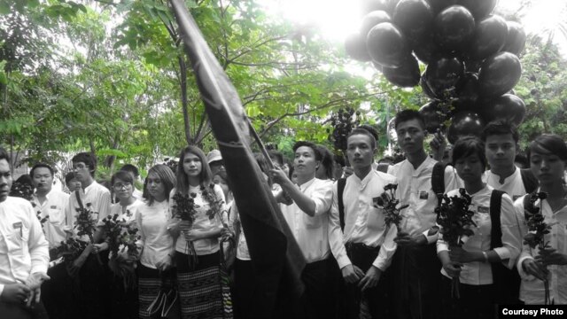 7 ဇူလိုင္ အထိမ္းအမွတ္ အခမ္းအနားပံုရိပ္တခ်ိဳ႕။ (ဇူလိုင္လ ၇ ရက္၊ ၂၀၁၃)။ ဓာတ္ပံု - ၈၈ မ်ိဳးဆက္