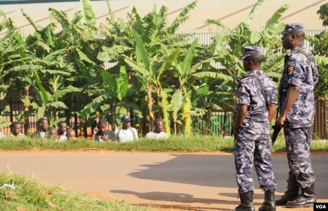 Crowds of Besigye supporters, kept off the road by heavy security, try to catch a glimpse into the court. (L. Paulat/VOA)