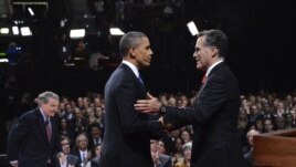 Dan takarar shugabancin Amurka Mitt Romney yake hanu da shugaba Barack Obama.