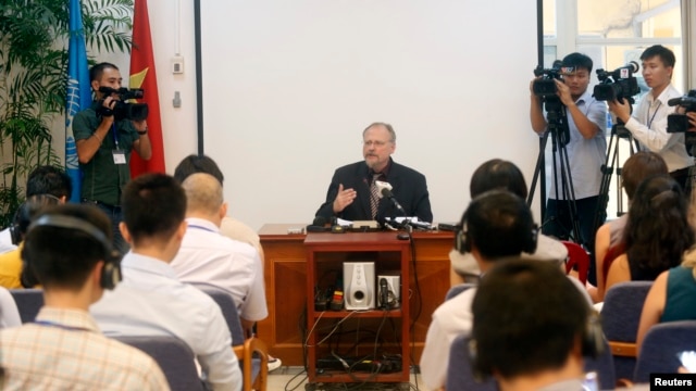 Báo cáo viên Ðặc biệt của Liên Hiệp Quốc về  tự do tôn giáo Heiner Bielefeldt phát biểu trong một cuộc họp báo tại Hà Nội.