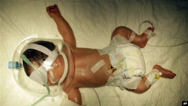Menurut para pakar, keharusan mengganti plester setiap hari atau mencabutnya saat bayi-bayi itu sudah sehat untuk dibawa pulang, merupakan proses yang menyakitkan, bahkan berbahaya untuk kesehatan bayi (foto: dok). 