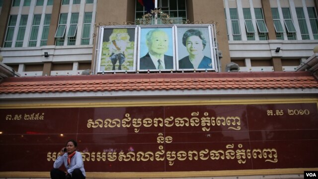រូបឯកសារ៖ ស្រ្តីម្នាក់អង្គុយនិយាយទូរស័ព្ទនៅមុខសាលាដំបូងរាជធានីភ្នំពេញ កាលពីល្ងាចថ្ងៃសៅរ៍ ទី៣០ ខែមេសា ឆ្នាំ២០១៦ ក្រោយពេលដែលមន្ត្រីផ្នែកអង្កេតជាន់ខ្ពស់របស់សមាគមសិទ្ធិមនុស្សអាដហុកចំនួនបួនរូប និងអគ្គលេខាធិការ គ.ជ.ប. នី ចរិយា ត្រូវបានអង្គភាពប្រឆាំងអំពើពុករលួយបញ្ជូនមកបង្ហាញខ្លួននៅចំពោះមុខតំណាងអយ្យការ។ (អូន ឆេងប៉រ/ VOA)