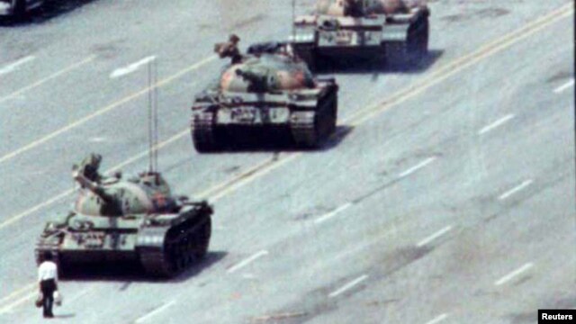 1989年北京“六四”镇压期间王维林站在坦克前