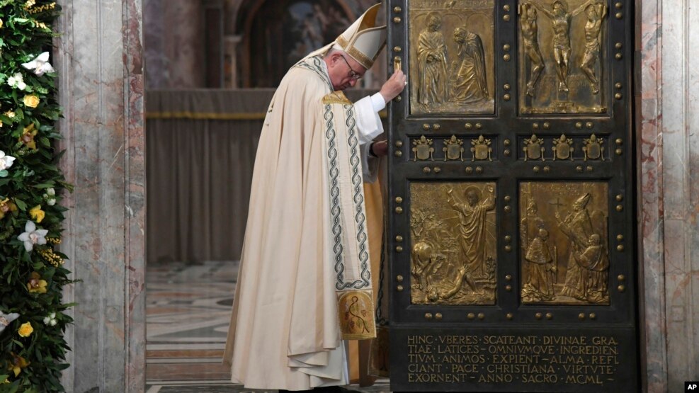 El papa Francisco cierra la Puerta Santa de la Basílica de San Pedro al concluir formalmente el Año Santo de la Misericordia.