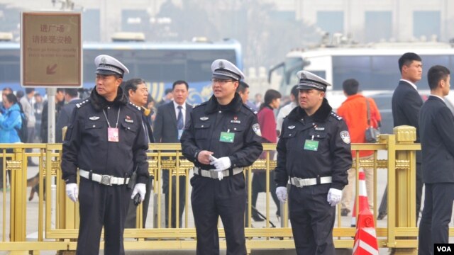 北京两会期间，警察们很忙。(2016年3月3日 美国之音金子莹拍摄)