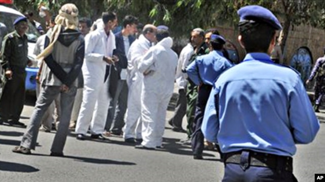 Yemeni security forces and forensics personnel attend the scene where an attack took place on a convoy carrying a senior British diplomat in Sana'a, Yemen, 06 Oct. 2010