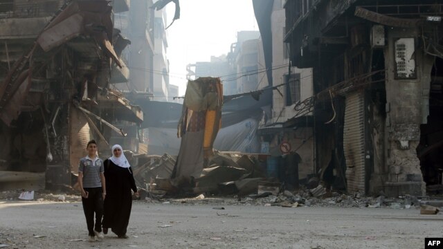 Các tòa nhà đổ nát ở ngoại ô thành phố Homs, Syria, 12/5/14