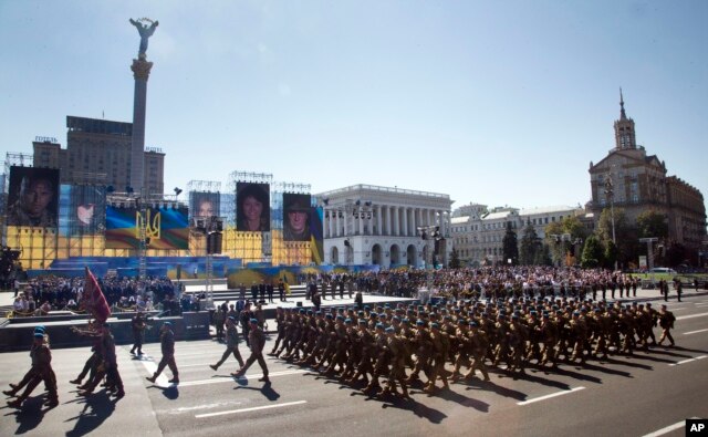 Binh sĩ Ukraine duyệt binh trên phố Khreshchatyk kỷ niệm Ngày độc lập ở thủ đô Kyiv, Ukraine, ngày 24/8/2015.