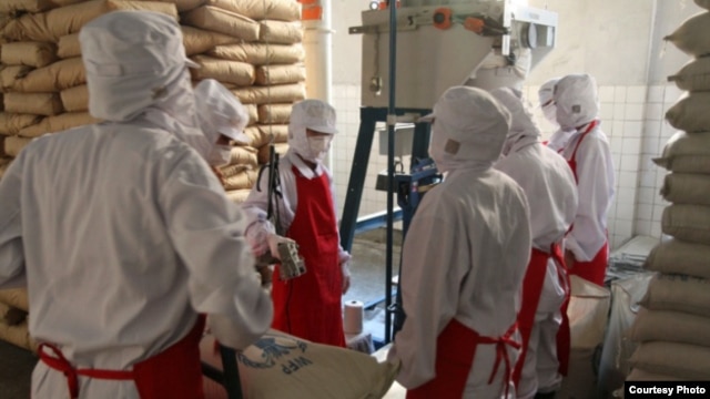 스위스 개발협력처(SDC)가 웹사이트에 공개한 대북 지원 활동 사진. SDC는 세계식량계획(WFP)를 통해 북한 어린이들에게 분유를 제공해왔다.