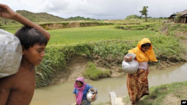 U.N. estimates indicate nearly one million ethnic Rohingya Muslims live in Burma's Rakhine State. A 1982 Burmese law denied Rohingyas citizenship, forcing the flight of many, like these stateless refugees in Cox's Bazar, Bangladesh, Aug. 2011 (file photo)