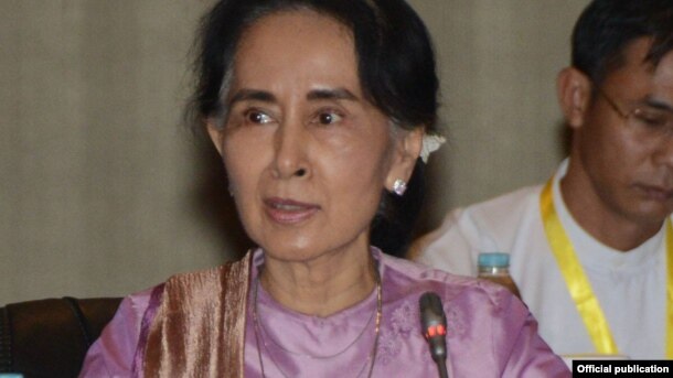 ေဒၚေအာင္ဆန္းစုၾကည္ မိန္႔ခြန္းေျပာစဥ္။
