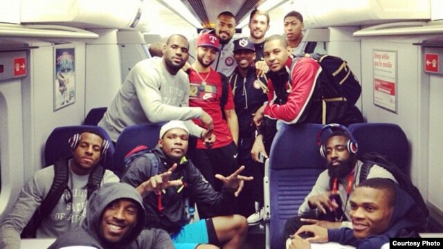 El jugador James Harden publicó a través de su cuenta en Twitter la foto en la que aparece junto a sus compañeros de equipo en el tren de Londres. [Foto: @JHarden13 vía Twitter]