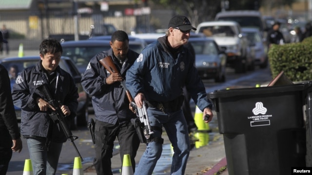 Polisi Los Angeles mengumpulkan senjata dari mobil warga pada program pembelian kembali senjata (26/12). (Reuters/David McNew)