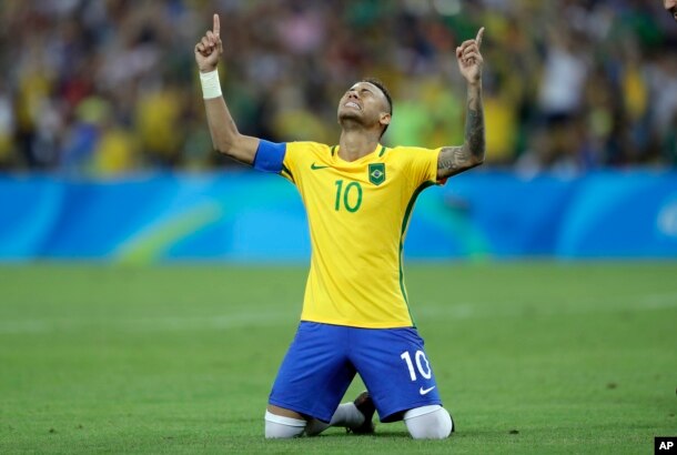 Cầu thủ Neymar của Brazil ăn mừng sau khi ghi bàn trong loạt đá luân lưu tại trận chung kết bóng đá nam giữa Brazil và Đức ở sân vận động Maracana, Rio de Janeiro, ngày 20 tháng 8 năm 2016.