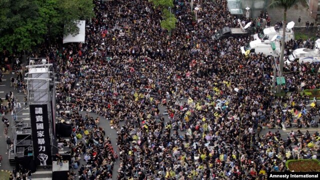 Đoàn người biểu tình, từ 100.000 đến 400.000 người, đã tràn ngập các đường phố và các trạm xe điện ở trung tâm thành phố Đài Bắc