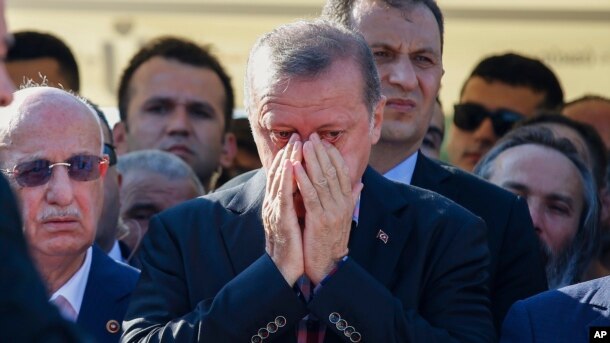 Tổng thống Erdogan hôm 17/7 đã khóc tại tang lễ người đứng đầu chiến dịch vận động tranh cử của ông và người con trai nhỏ tuổi của ông này, bị giết khi các binh sĩ nổi loạn nổ súng vào những người biểu tình tại cầu Bosporus ở Istanbul vào tối 15 tháng 7.