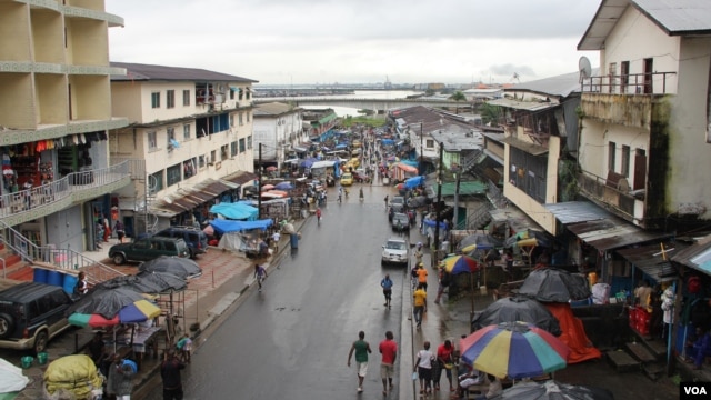 Khu chợ Waterside Market là một trong những trung tâm mua bán quan trọng nhất ở Monrovia, nhưng căn bệnh Ebola đang gây những tác động bất lợi cho khu này, 2/10/14