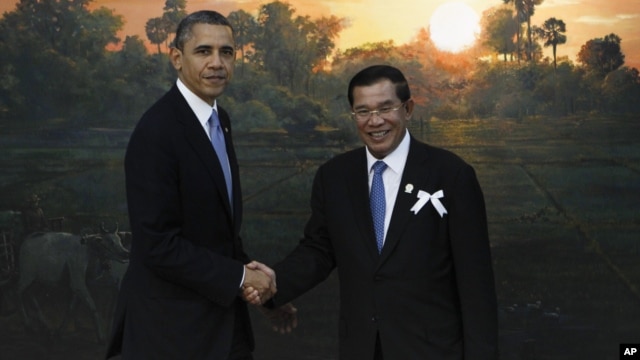 US President Barack Obama, left, poses with Cambodia's PM Hun Sen for photographers before the ASEAN-U.S. leaders meeting in Phnom Penh, Cambodia, November 19, 2012.