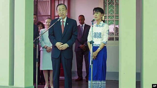 U.N. Secretary-General Ban Ki-moon, left, talks to reporters during a press conference following his meeting with Myanmar pro-democracy leader Aung San Suu Kyi, right, at her lakeside residence in Yangon, Myanmar, May.1, 2012. 