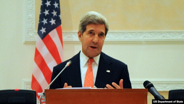 Ngoại trưởng Hoa Kỳ John Kerry nói chuyện tại một buổi họp báo