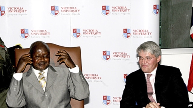 Uganda President Yoweri Museveni, left,  with the UK Secretary of State for International Development Andrew Mitchell, right, at the opening of Victoria University in Uganda capital Kampala, September 10, 2011 (file photo).