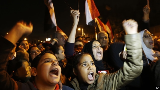 Người biểu tình hô khẩu hiệu trong một cuộc biểu tình trước dinh tổng thống ở Cairo, ngày 9/12/2012.