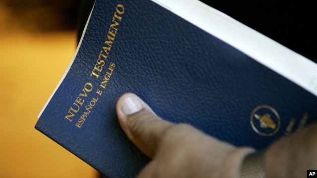 Menos de la décima parte de los hispanos que tienen en su casa una Biblia la leen.