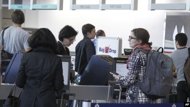 Aeropuertos y carreteras de EE.UU. están abarrotados de personas que esperan llegar a tiempo para cenar con sus familiares.