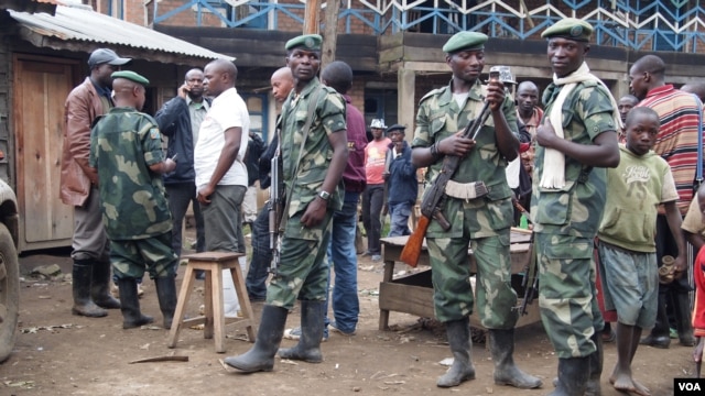 Combatants from Nyatura armed group at ceasefire talks in Lushebere, eastern DRC, December 26, 2012 (N. Long/VOA)        