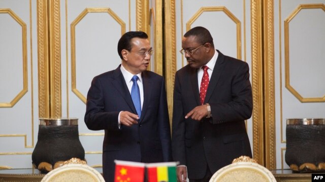 Prime Minister of the People’s Republic of China Li Keqiang (L) and Ethiopia Prime Minister Hailemariam Desalegn attend a treaty signing ceremony at the Presidential Palace in Addis Ababa, May 4, 2014. 