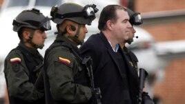 Policías colombianos escoltan al supuesto traficante Walid “El Turco” Makled, que Venezuela alega estaba relacionado con el exmagistrado Eladio Aponte.(AP Photo/Fernando Vergara)