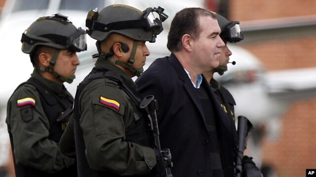 Policías colombianos escoltan al supuesto traficante Walid “El Turco” Makled, que Venezuela alega estaba relacionado con el exmagistrado Eladio Aponte.(AP Photo/Fernando Vergara)