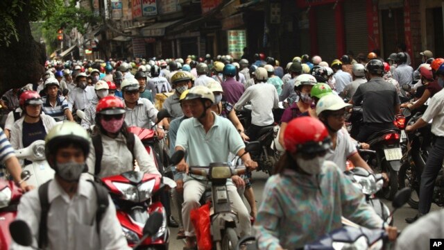 Xe cộ lưu thông trong giờ cao điểm trên đường phố Hà Nội.