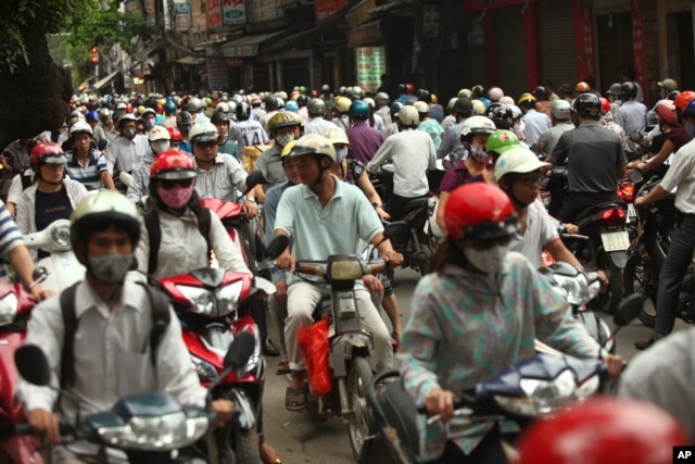 Xe cộ di chuyển trên đường phố Hà Nội trong giờ cao điểm.