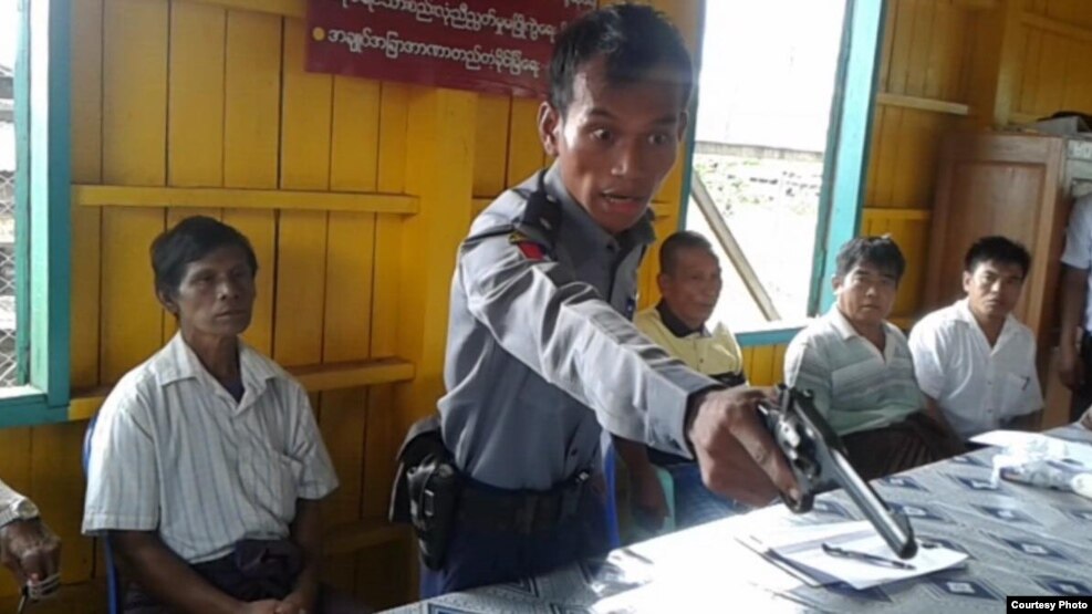 လူမႈကြန္ယက္ေပၚက ေသနတ္နဲ႔ခ်ိန္ ေငါက္ငမ္းေျပာဆုိခဲ့တဲ့ ရဲအရာရွိပံု (Citizen Journalist)