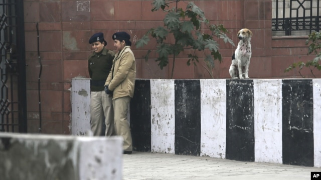 Indian female police officers stand guard outside the district court where five men accused in a gang rape were brought to appear in New Delhi, India, January 7, 2013. 