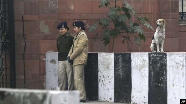 Lima polisi perempuan India berjaga di luar gedung pengadilan dimana lima terdakwa pelaku pemerkosaan menjalani persidangan di New Delhi, India (7/1).