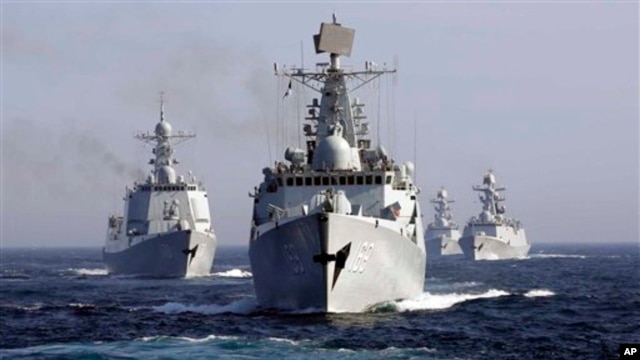 Khu trục hạm Vũ Hán dẫn đầu một đoàn tàu hải quân tham gia một cuộc tập trận chung với Nga trong vùng biển Nhật Bản. 