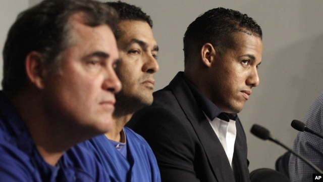 Yunel Escobar, a la derecha, en la conferencia de prensa junto al mánager John Farrel, a la izquierda, en donde se anunció su suspensión.
