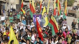Kurd li bajarê Derîkê ya binxetê di xwepêşandanekê de ne. Mijdar, 1, 2012.