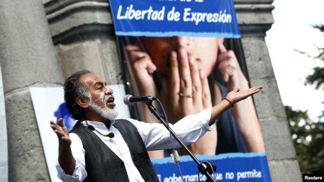 El comediante Carlos "El Minche" Michelena habla a los periodistas durante una manifestación por la libertad de prensa en Quito, Ecuador.