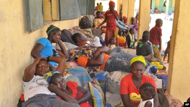 Nigeria refugees rest after being deported by Niger troops arrive in Gaidam, Nigeria, May 6, 2015.