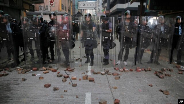 香港发生警民冲突后防暴警察站在旺角街头（2016年2月9日）