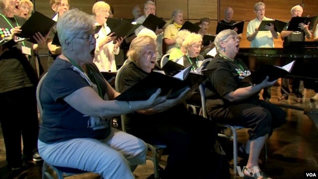Cantantes de la tercera edad.