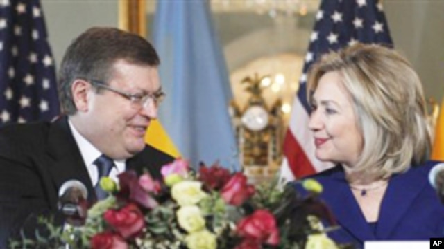 Secretary of State Hillary Rodham Clinton (r) and Ukrainian Foreign Minister Kostyantyn Gryshchenko at the Department of State in Washington,  February 15, 2011