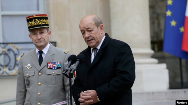 Bộ trưởng Quốc phòng Pháp Jean-Yves Le Drian (phải) và Tham mưu trưởng quốc gia, Tướng Pierre de Villiers phát biểu trước báo giới tại điện Elysee ở Paris, ngày 12/1/2015.