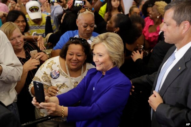 Ứng cử viên tổng thống bên Đảng Dân chủ Hillary Clinton tại một điểm dừng chân trong chiến dịch tranh cử tổng thống ở Orlando, Florida, ngày 21 tháng 9 năm 2016.