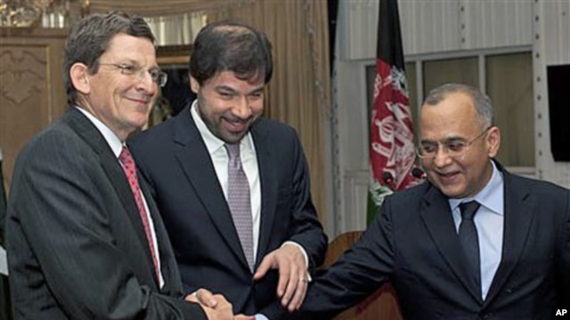Pakistan's Foreign Secretary Salman Bashir, right, joins hands with Afghanistan Deputy Foreign Minister Jaweed Ludin, center, and US Special Representative for Afghanistan and Pakistan Marc Grossman prior their joint news conference at the Foreign Office 