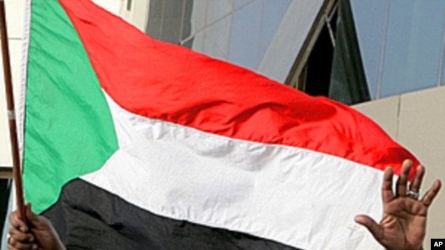 Sudanese President Omar al-Bashir waves to the crowd gathering outside the Defense Ministry in the capital Khartoum to celebrate retaking the oil town of Heglig from South Sudanese forces, April 20, 2012. 